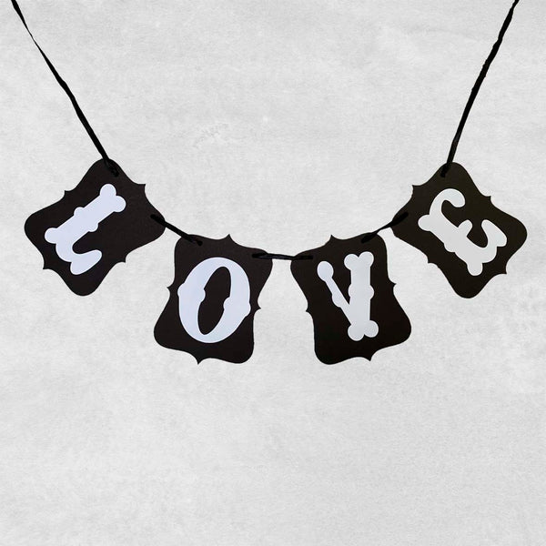 "Love" auf Schnur